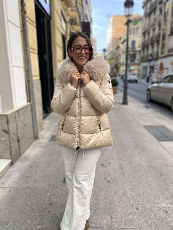 Plumífero beige asimétrico capucha pelo desmontable