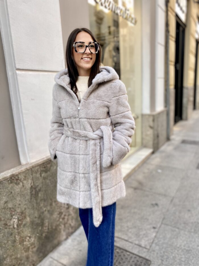 Abrigo pelo capucha cinturón gris