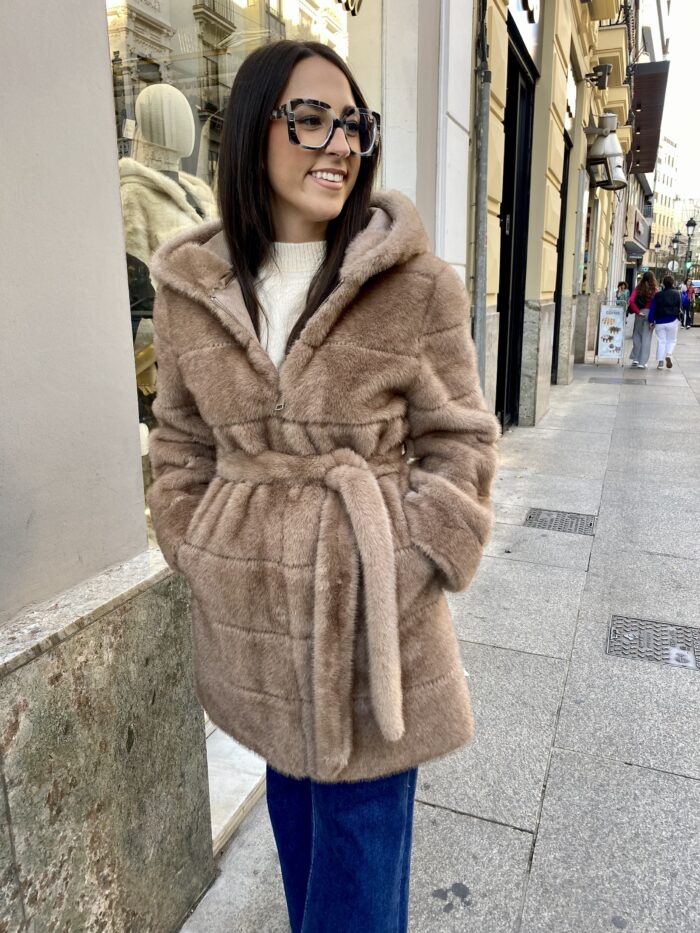 Abrigo pelo capucha cinturón marrón