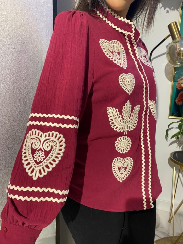 Camisa algodón granate bordados beige - Imagen 4