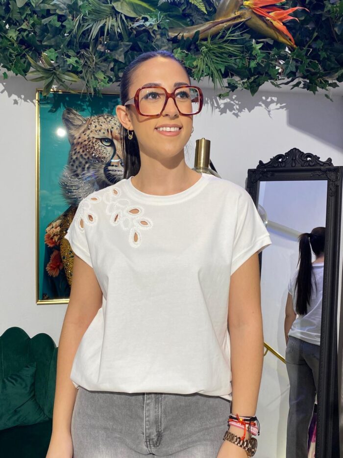 Camiseta blanca calada bordados delanteros