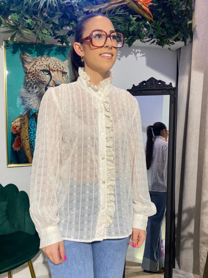 Camisa beige bordada volantes delanteros