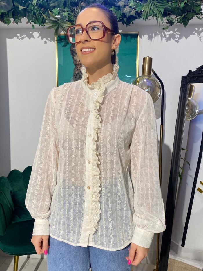 Camisa beige bordada volantes delanteros - Imagen 3