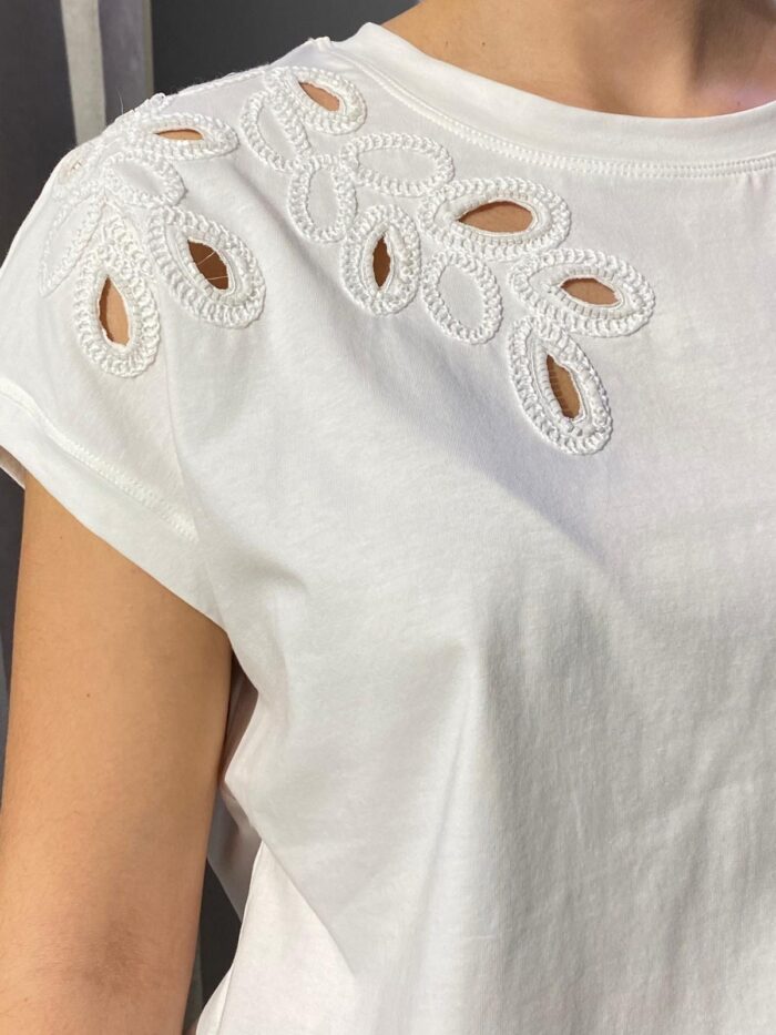 Camiseta blanca calada bordados delanteros - Imagen 4