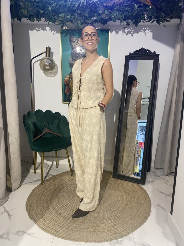 Conjunto chaleco bordado beige