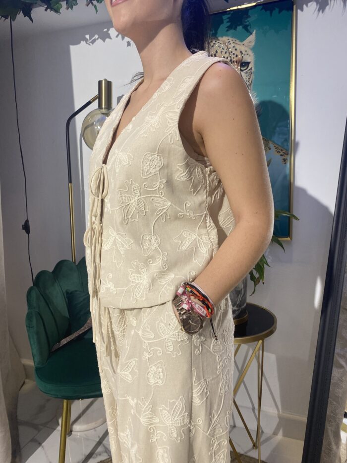 Conjunto chaleco bordado beige - Imagen 4