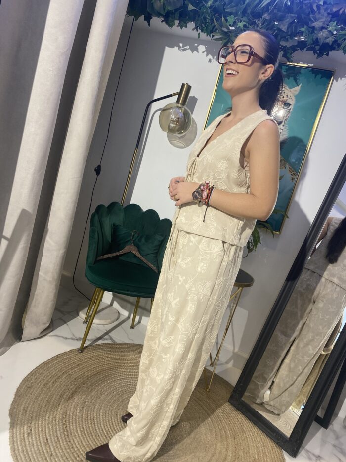 Conjunto chaleco bordado beige - Imagen 3