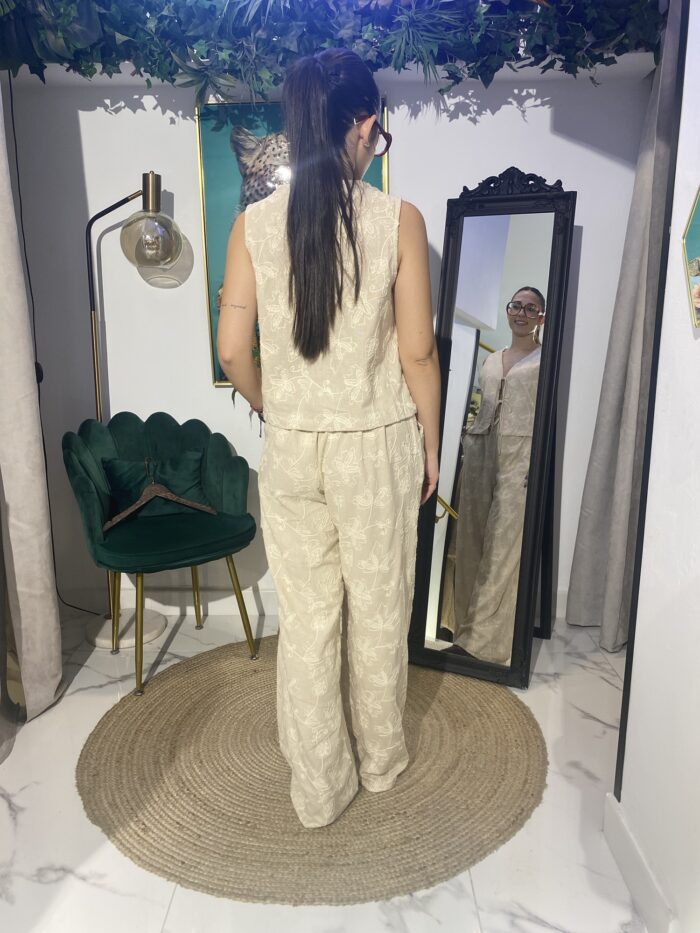 Conjunto chaleco bordado beige - Imagen 5
