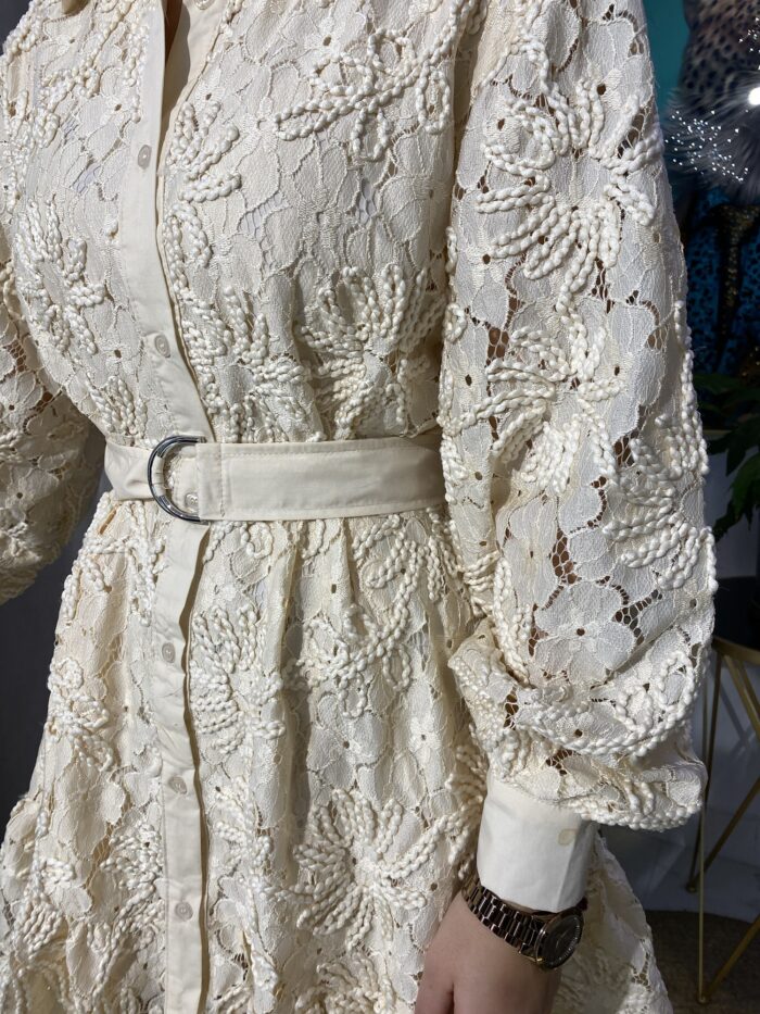 Vestido corto camisero calado cinturón beige - Imagen 6