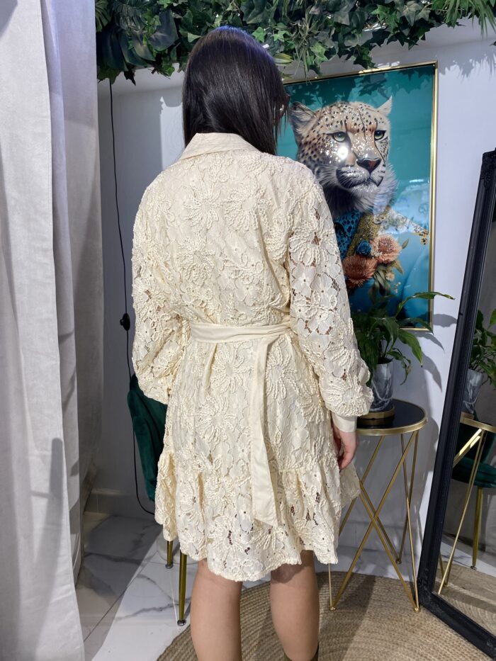 Vestido corto camisero calado cinturón beige - Imagen 5