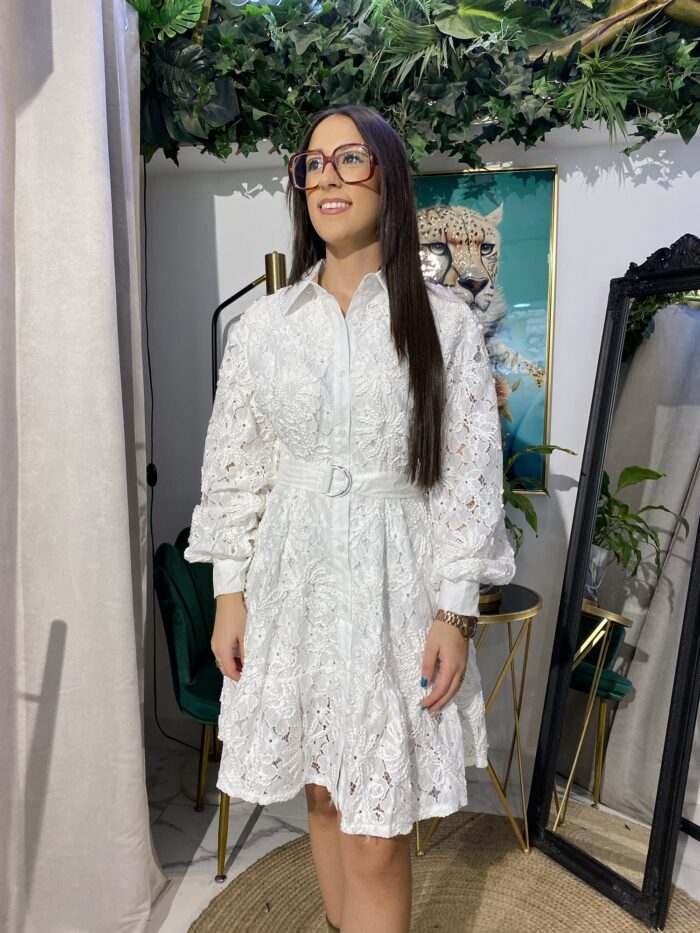Vestido corto camisero calado cinturón blanco