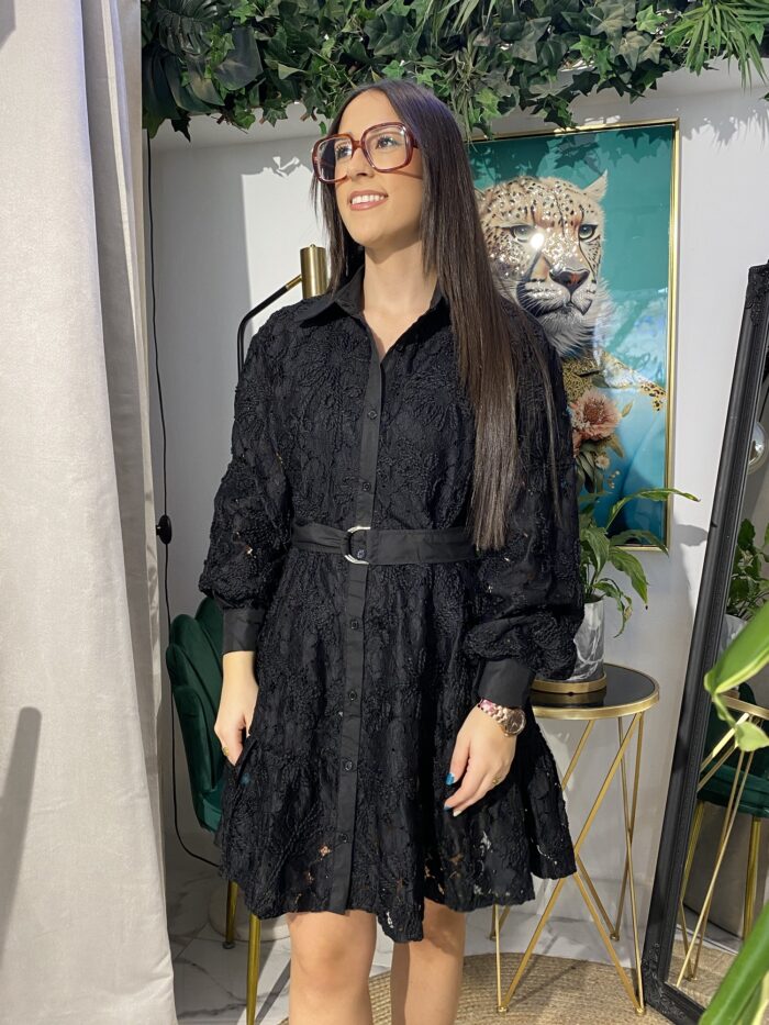 Vestido corto camisero calado cinturón negro