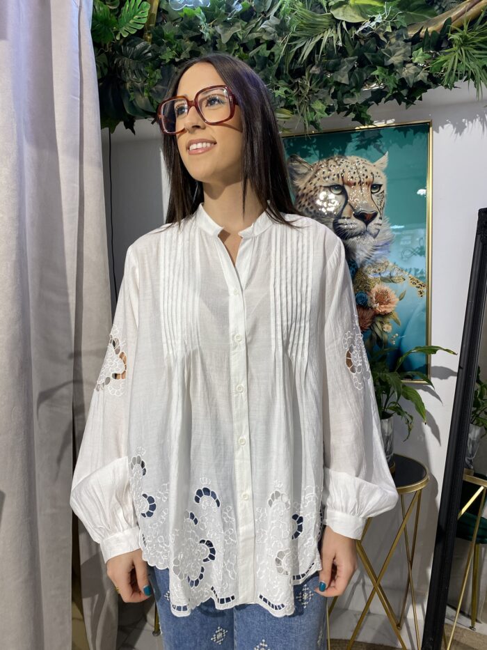 Camisa blanca jaretas cuello mao