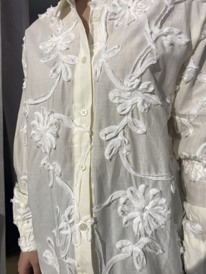 Camisa flores bordadas gasas - Imagen 6