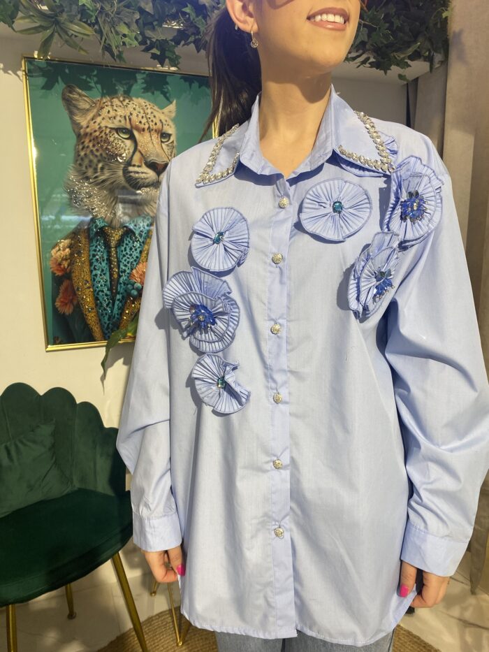Camisa flor cuello pedrería - Imagen 6