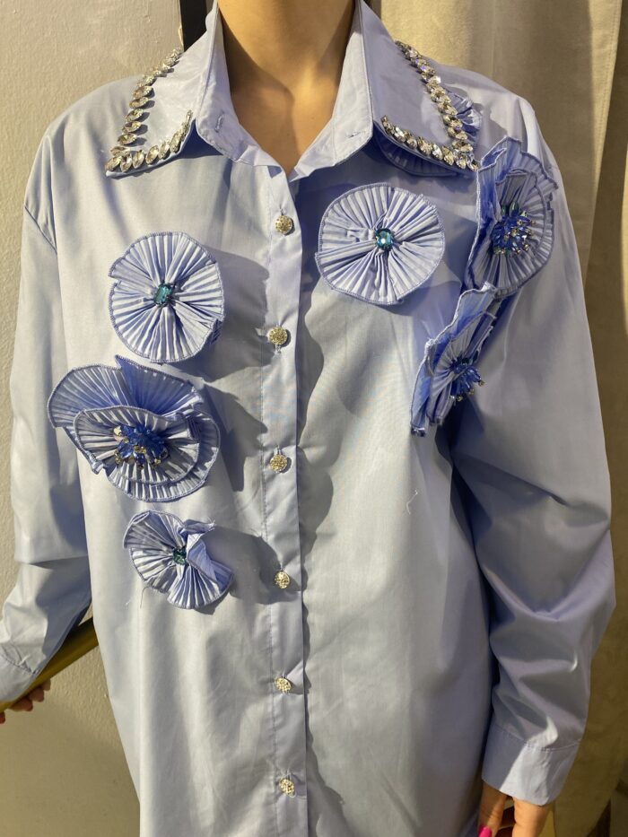 Camisa flor cuello pedrería - Imagen 4