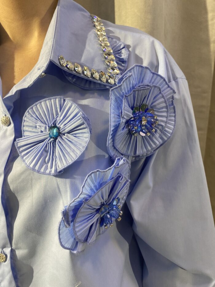 Camisa flor cuello pedrería - Imagen 5