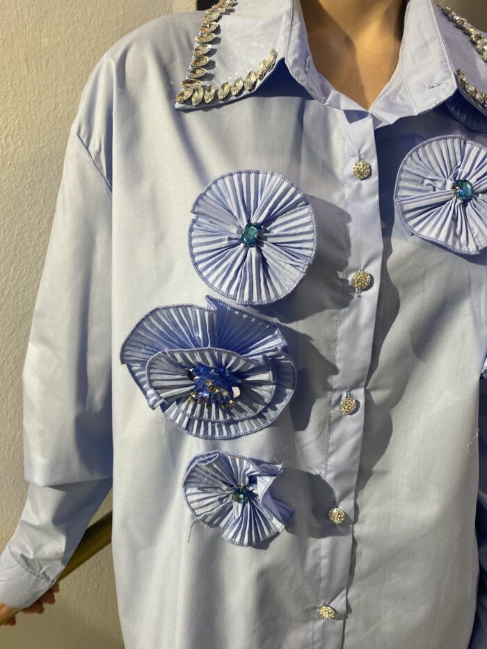 Camisa flor cuello pedrería - Imagen 3