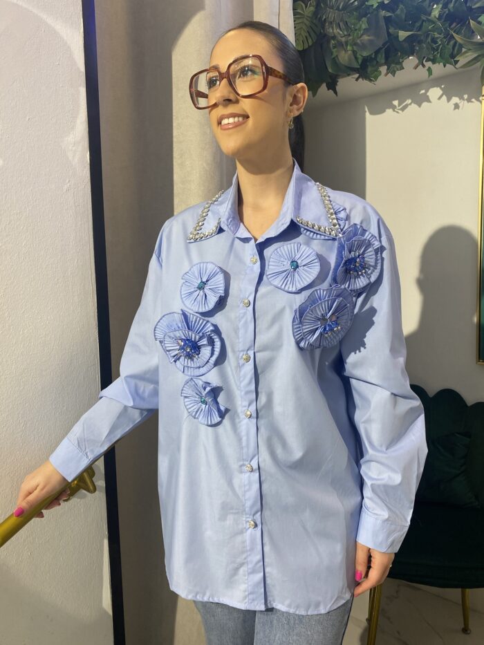 Camisa flor cuello pedrería