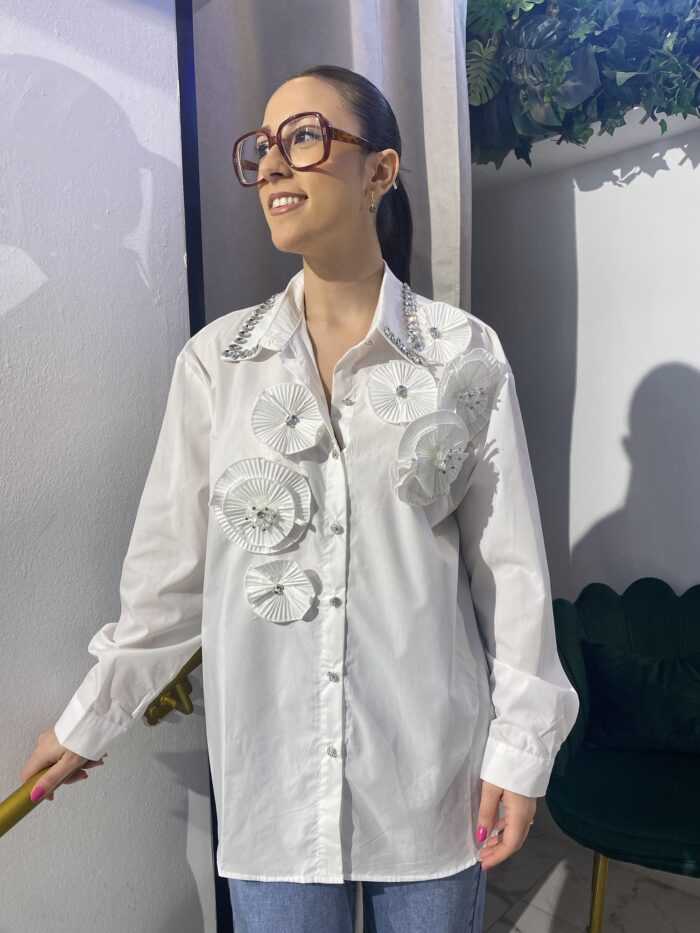 Camisa flor cuello pedrería - Imagen 7