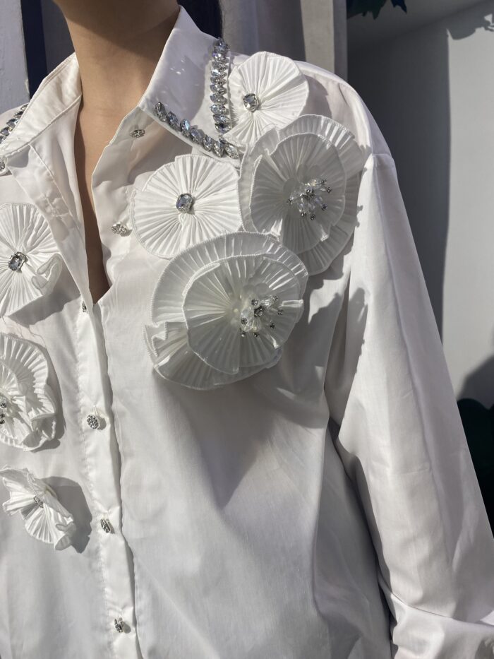 Camisa flor cuello pedrería - Imagen 9