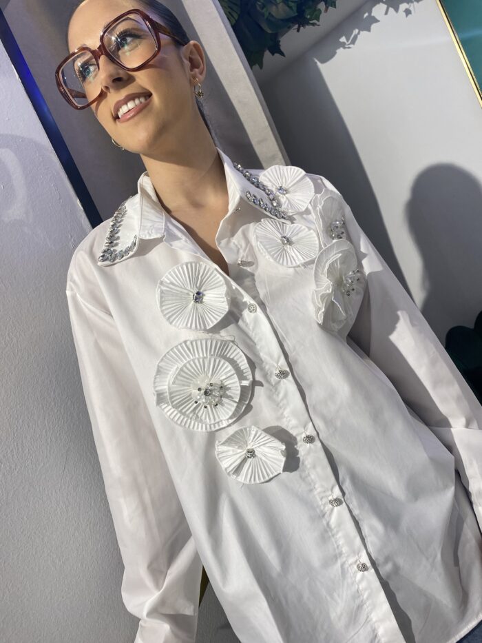 Camisa flor cuello pedrería - Imagen 8