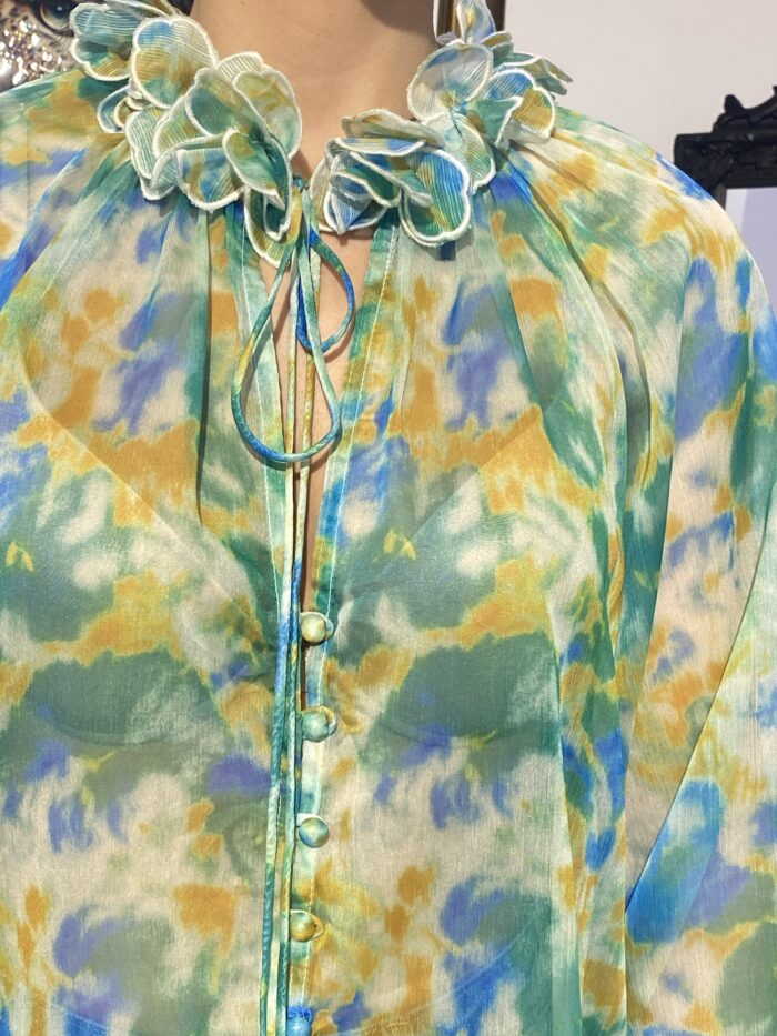 Camisa estampada multicolor detalle flor cuello - Imagen 3