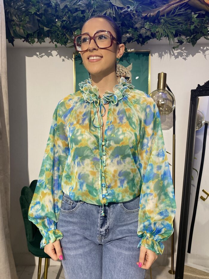 Camisa estampada multicolor detalle flor cuello