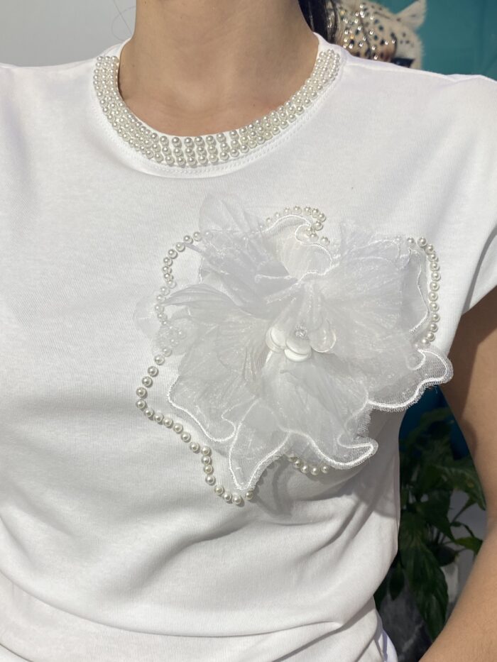 Camiseta hombrera detalle flor perla - Imagen 4