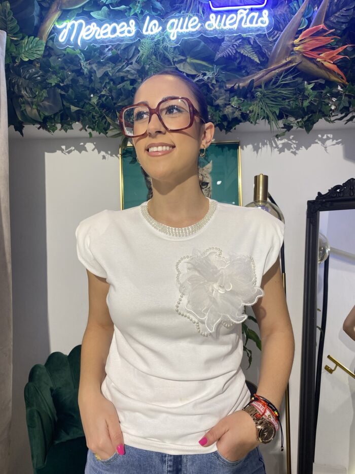 Camiseta hombrera detalle flor perla
