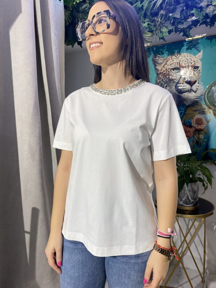 Camiseta pedrería cuello