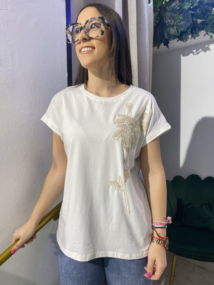 Camiseta blanca flor bordada - Imagen 3