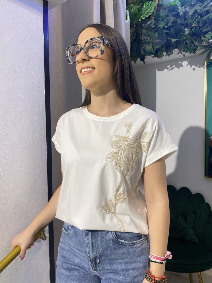 Camiseta blanca flor bordada