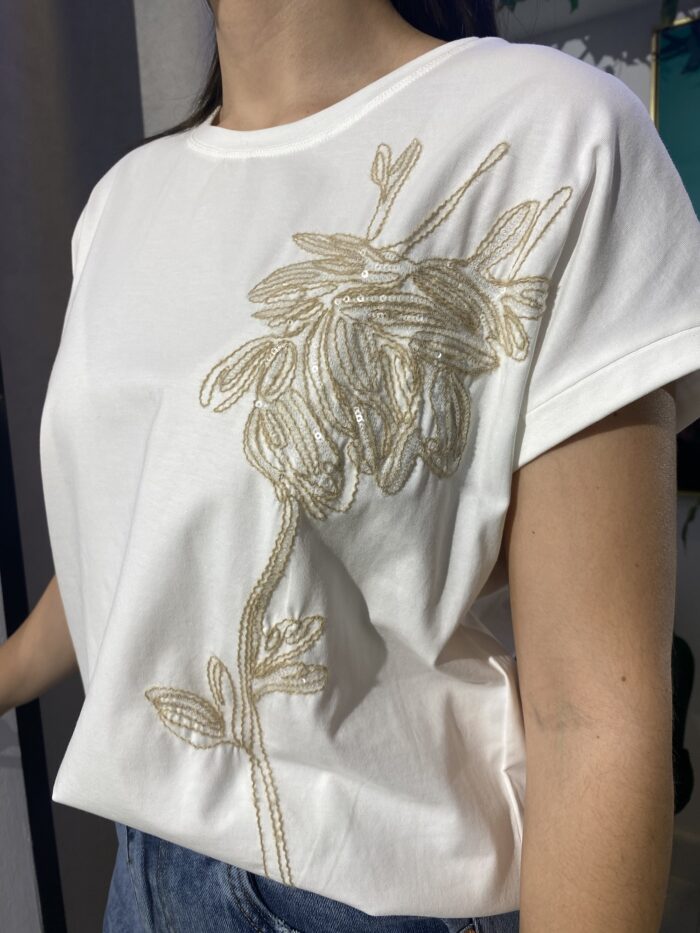 Camiseta blanca flor bordada - Imagen 4