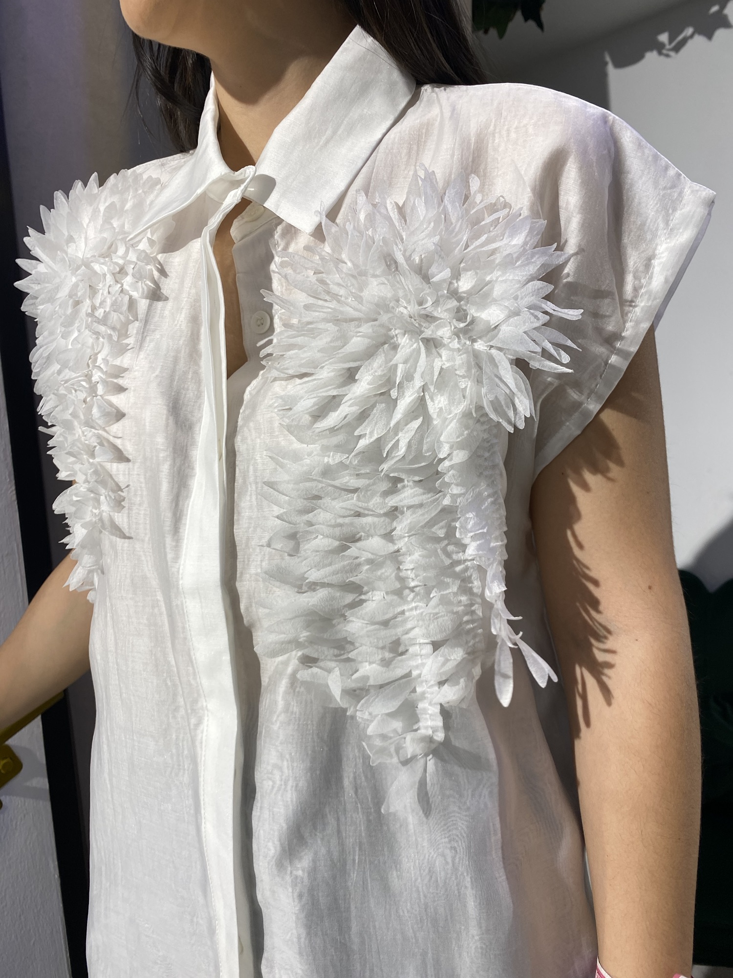 Camisa raso flor delantera - Imagen 3