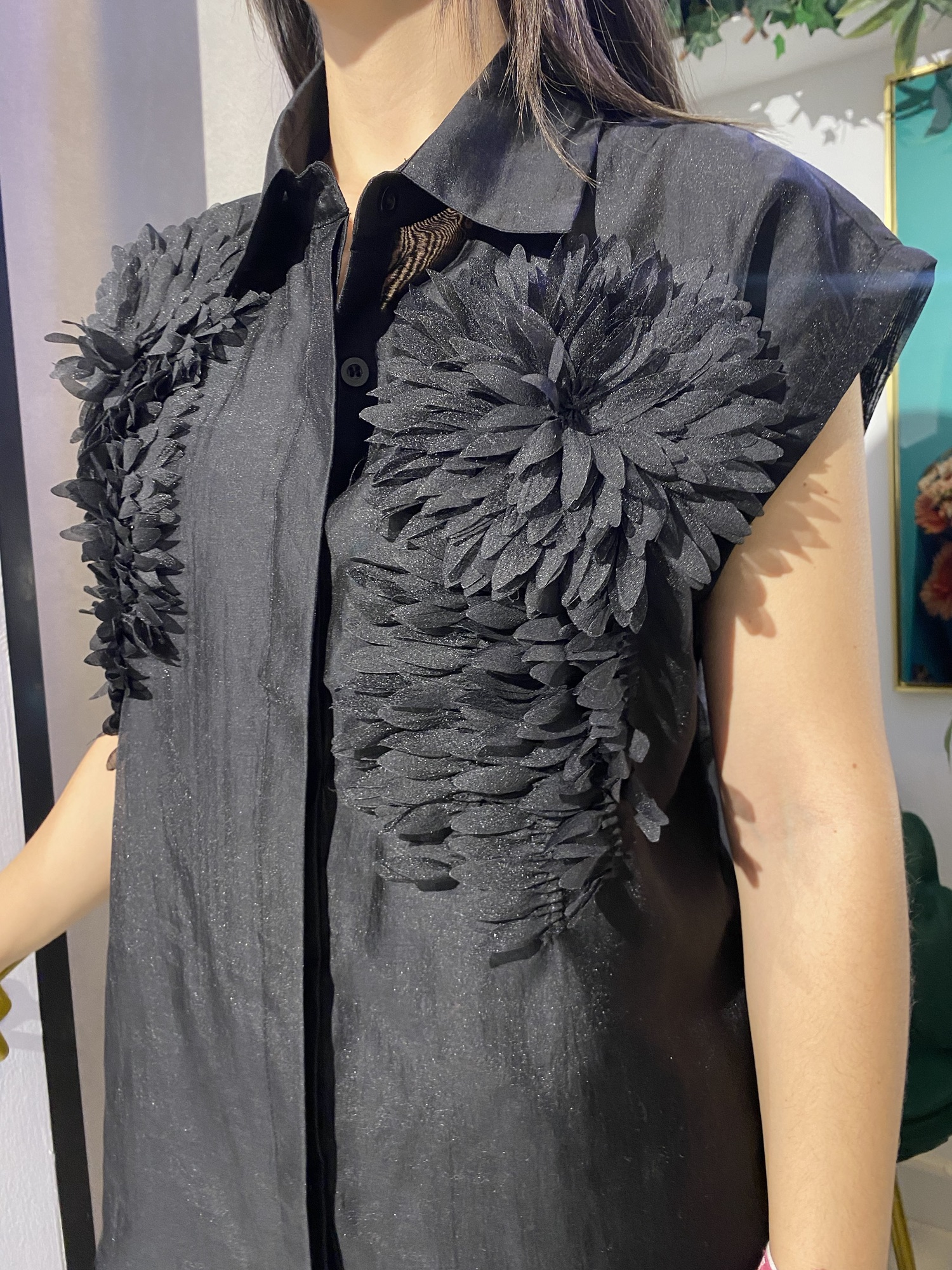 Camisa raso flor delantera - Imagen 6