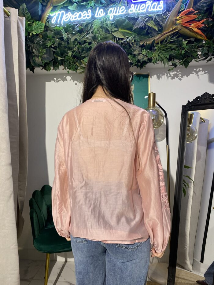 Camisa rosa manga bordada - Imagen 4