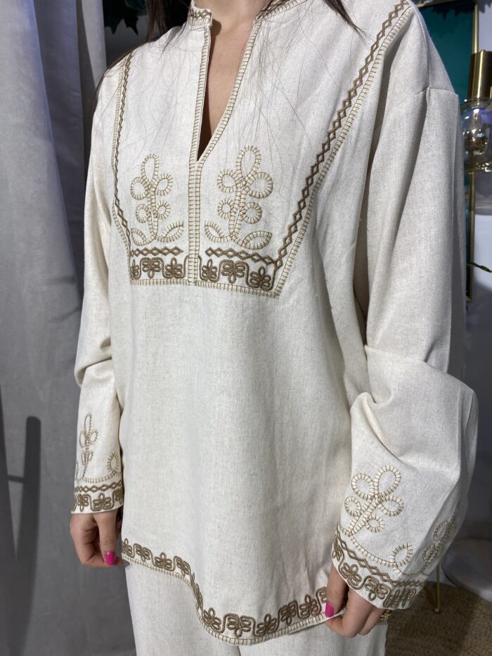 Camisa conjunto beige cuello mao bajos bordados - Imagen 3