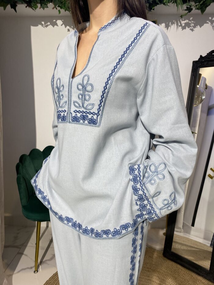Camisa conjunto beige cuello mao bajos bordados - Imagen 5