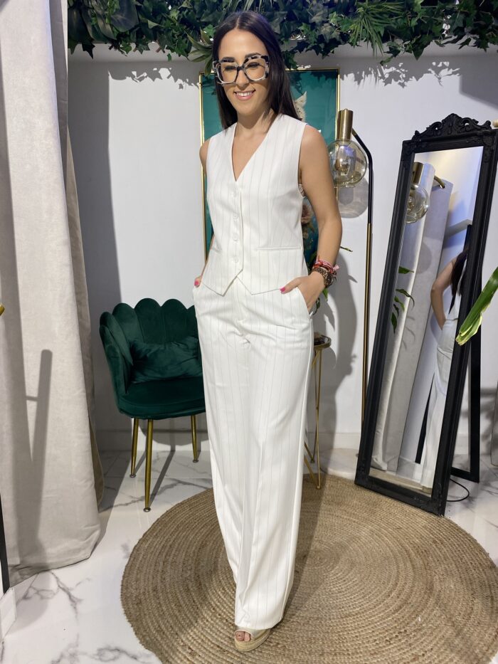 Conjunto chaleco blanco raya diplomática