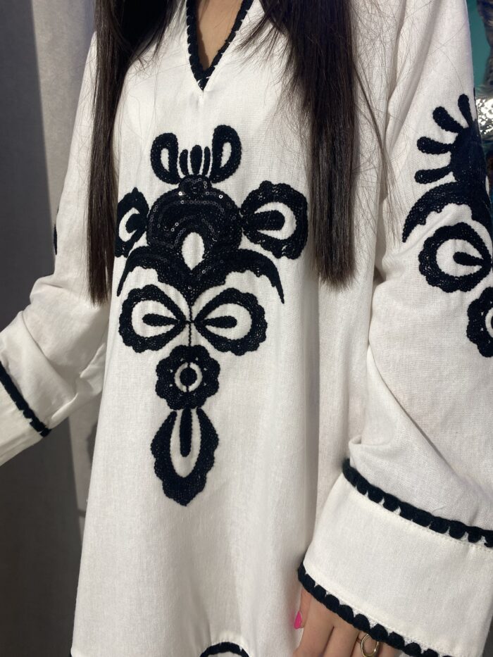 Vestido blanco lino manga con bordado étnico delantero - Imagen 4
