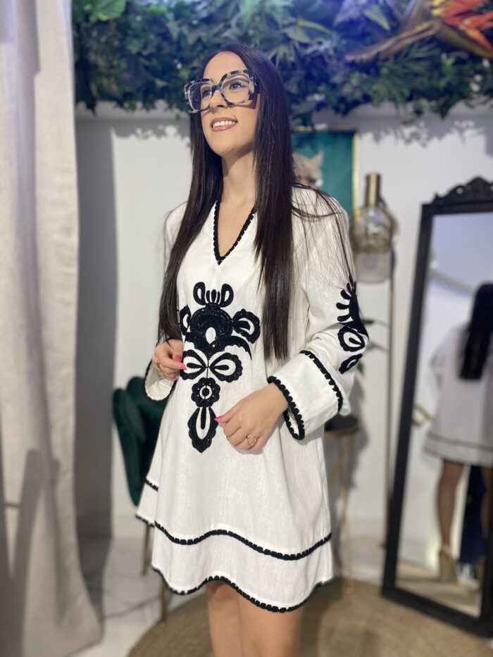 Vestido blanco lino manga con bordado étnico delantero