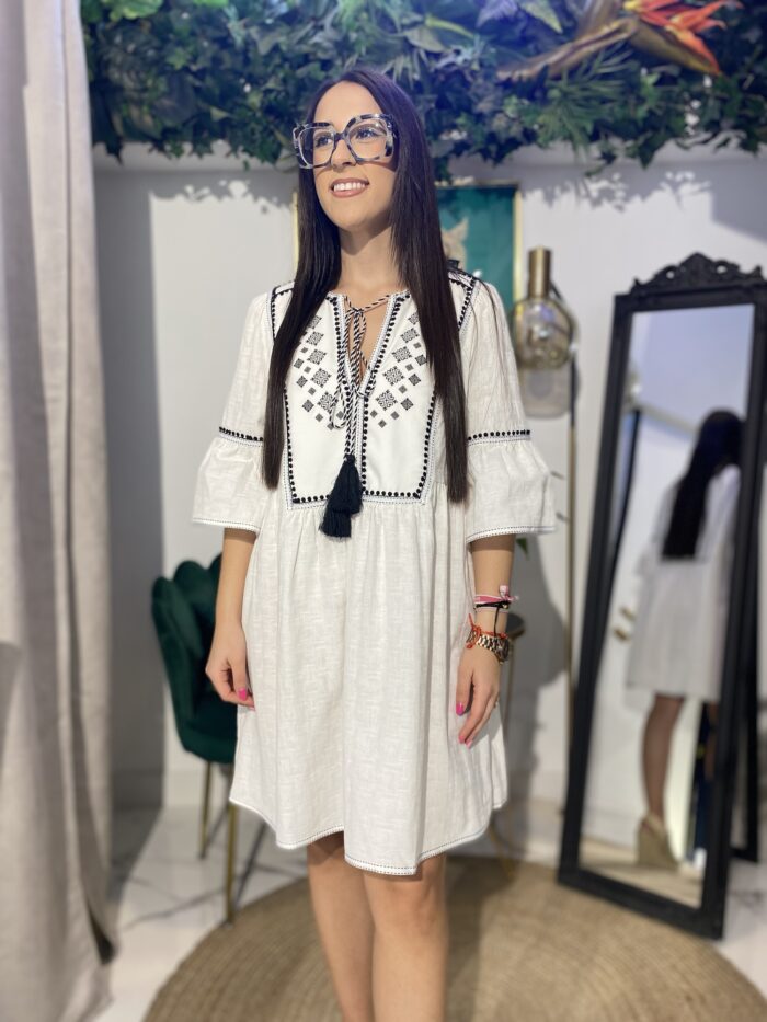 Vestido corto lino borlitas blanco y negro bordados delanteros - Imagen 4