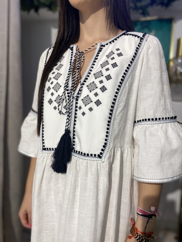 Vestido corto lino borlitas blanco y negro bordados delanteros - Imagen 3
