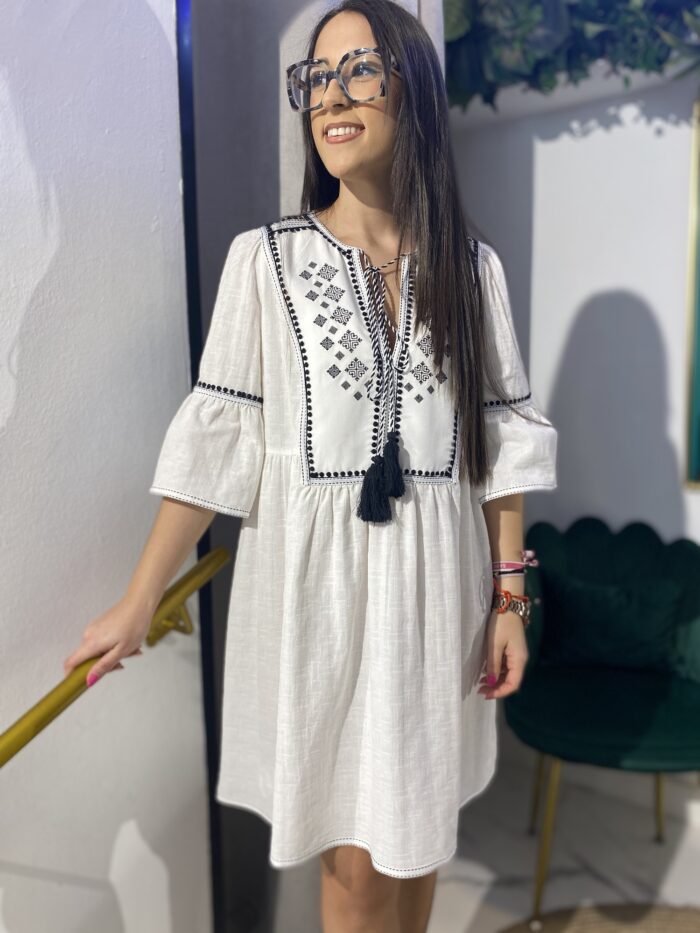 Vestido corto lino borlitas blanco y negro bordados delanteros