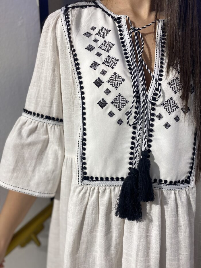 Vestido corto lino borlitas blanco y negro bordados delanteros - Imagen 2