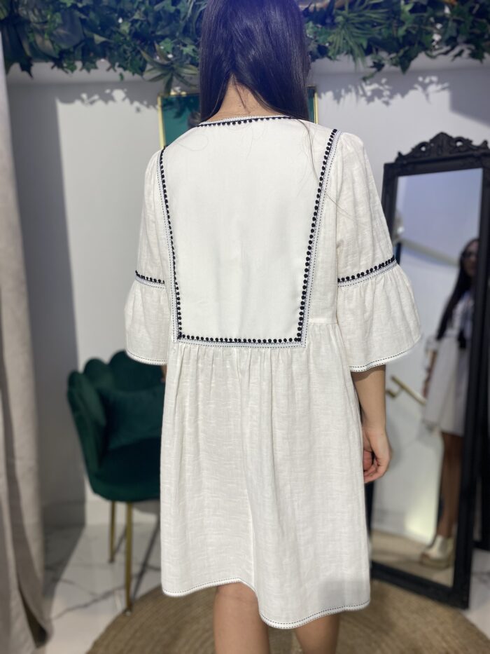 Vestido corto lino borlitas blanco y negro bordados delanteros - Imagen 5