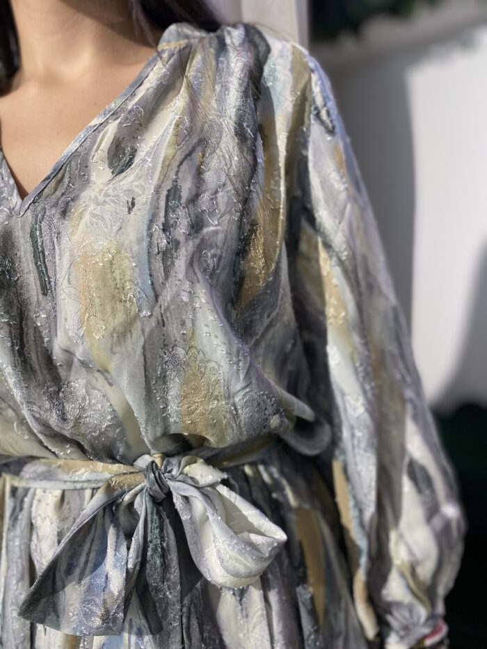 Vestido corto cuello pico efecto mármol - Imagen 4