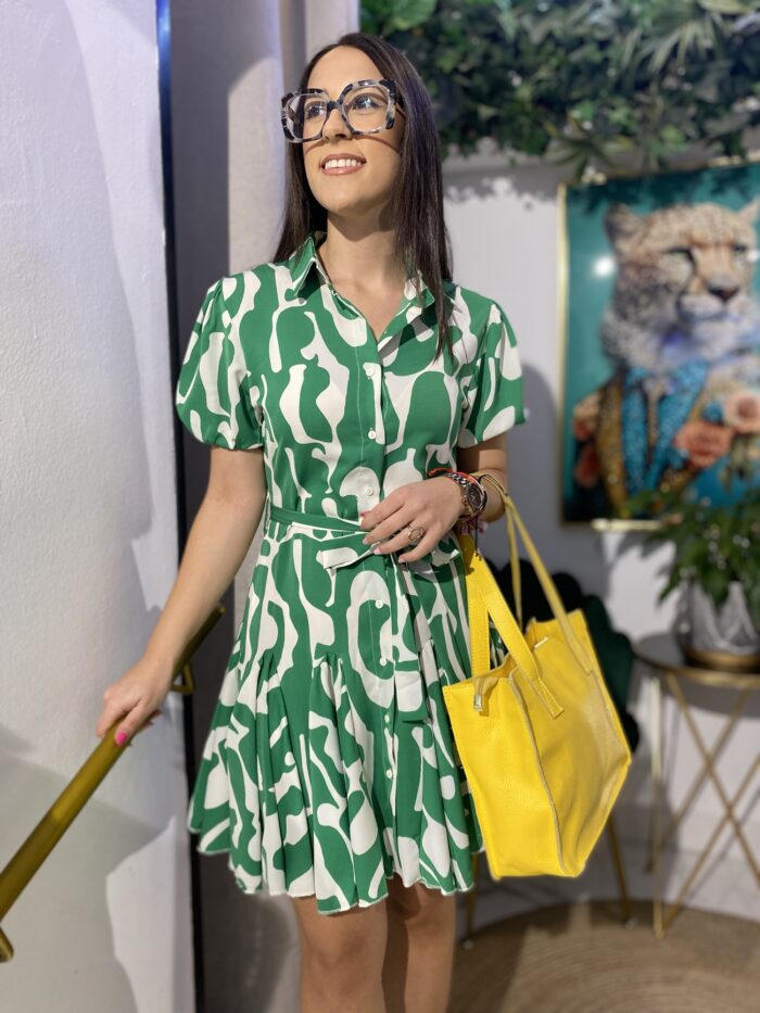 Vestido verde corto camisero bajo volante - Imagen 3