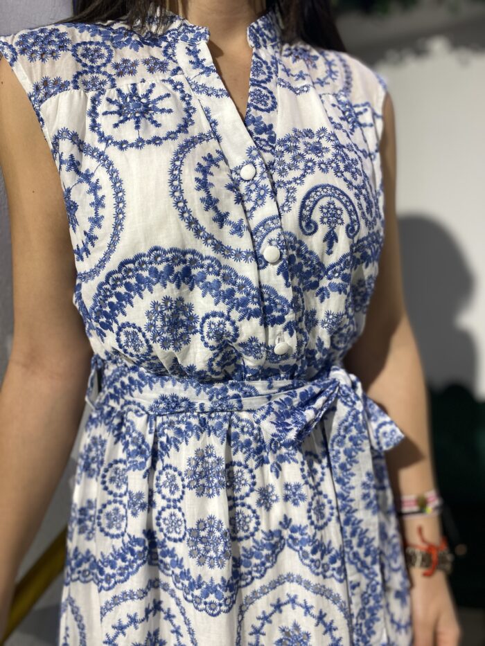 Vestido boho bordado azul desmangado - Imagen 4